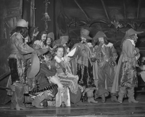 Foto sezione teatro Sergio Fantoni: 1953 Cyrano de Bergerac di Edmond Rostand. Regia di Raimond Rouleau. Con Gino Cervi, Edda Albertini, Paolo Carlini, Tino Buazzelli, Dina Sassoli. 1953.