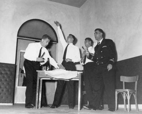 Foto sezione teatro Sergio Fantoni: L’ammutinamento del Caine di H. Wour. Regia di Luigi Squarzina. Con Ivo Garranti, Orso Maria Guerrini, M. Ferrari, Luigi Vannucchi, Cesare Fantoni, Renato De Carmine. 1954.