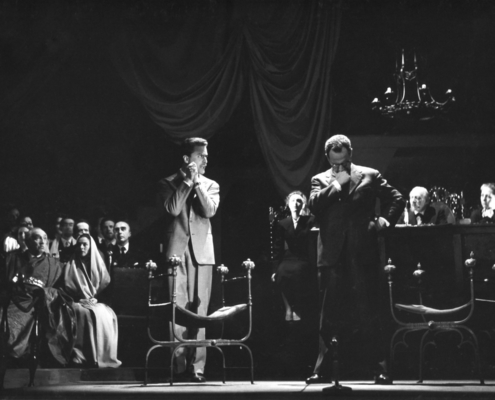 Foto sezione teatro Sergio Fantoni: Processo a Gesù di Diego Fabbri. Regia Orazio Costa. Con Roldano Lupi, G. Galletti, A. Mastrantoni, V. Fortunato. 1955