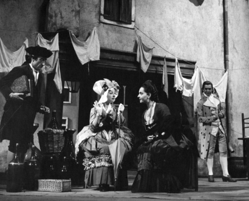 L’impresario delle Smirne di Carlo Goldoni. Regia di Luchino Visconti. Con Edda Albertini, Ilaria Occhini, Corrado Pani. 1957.