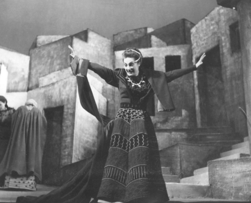 Foto sezione teatro Sergio Fantoni: 1953 Medea di Euripide. Regia di Luchino Visconti. Con Sara Ferrati, Memo Benassi, Cesare Fantoni, Elena da Venezia, Nora Ricci. 1953.