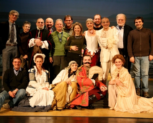 La Commedia di Candido da Voltaire. Di Stefano Massini. Regia di Sergio Fantoni. Con Ottavia Piccolo, Vittorio Viviani, Massimiliano Giovanetti, Natalia Magni, Francesca Farcomeni, Desireè Giorgetti, Alessandro Pazzi. 2008.