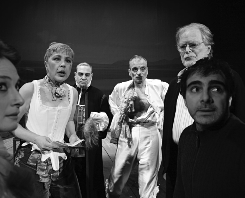 La Commedia di Candido da Voltaire. Di Stefano Massini. Regia di Sergio Fantoni. Con Ottavia Piccolo, Vittorio Viviani, Massimiliano Giovanetti, Natalia Magni, Francesca Farcomeni, Desireè Giorgetti, Alessandro Pazzi. 2008.