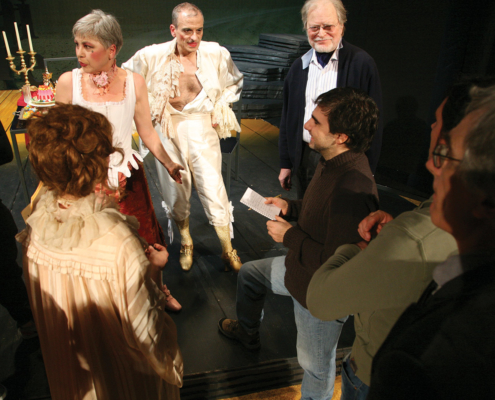 La Commedia di Candido da Voltaire. Di Stefano Massini. Regia di Sergio Fantoni. Con Ottavia Piccolo, Vittorio Viviani, Massimiliano Giovanetti, Natalia Magni, Francesca Farcomeni, Desireè Giorgetti, Alessandro Pazzi. 2008.